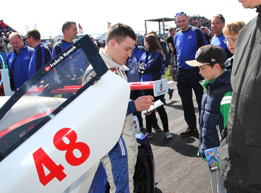 Til gridshowet blev der skrevet autografer
(Foto: Motorsporten.dk)